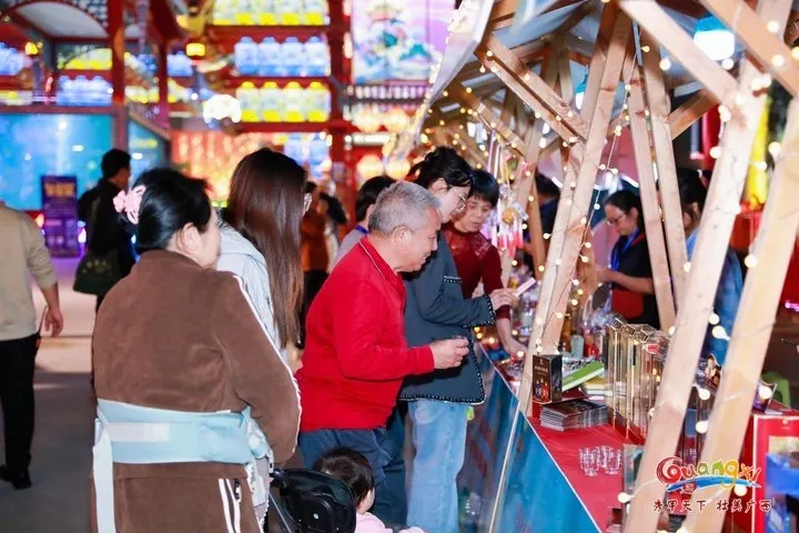 圖：村民們參展現(xiàn)場(chǎng)