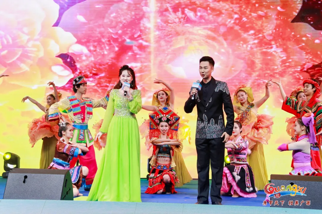 圖：臺(tái)上精彩的演出